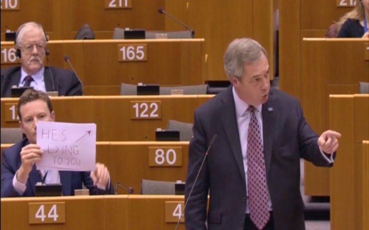 Ευρωβουλευτής των Εργατικών «τρολάρει» τον Φάρατζ την ώρα που μιλάει