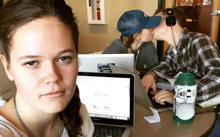 Βγάζει selfies «κρατώντας το φανάρι» και γίνεται viral