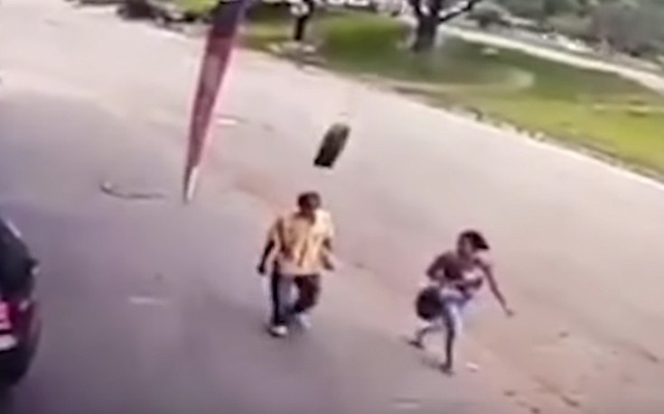 Περπατούσε αμέριμνος και του ήρθε ένα ελαστικό στο κεφάλι