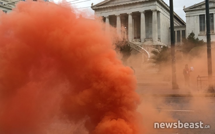 Διαμαρτυρία&#8230; με καπνογόνα και πυρσούς στο κέντρο της Αθήνας
