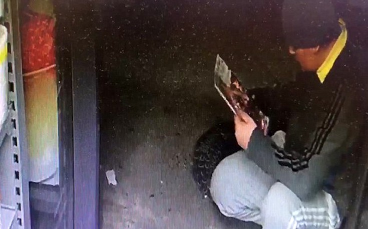 Σύρθηκε σε κατάστημα για να κλέψει περιοδικά… Πέπα το Γουρουνάκι