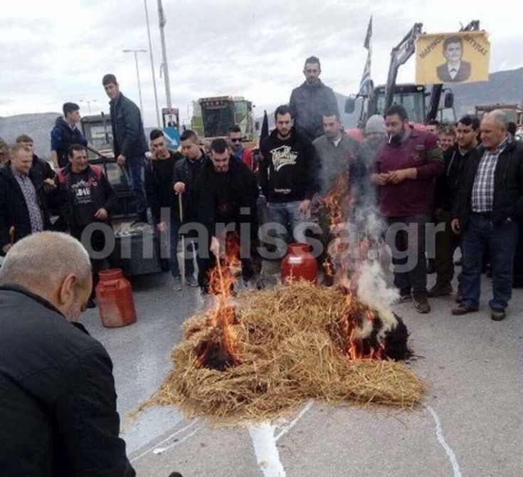 Κτηνοτρόφοι έχυσαν γάλα και έβαλαν φωτιά σε ζωοτροφές