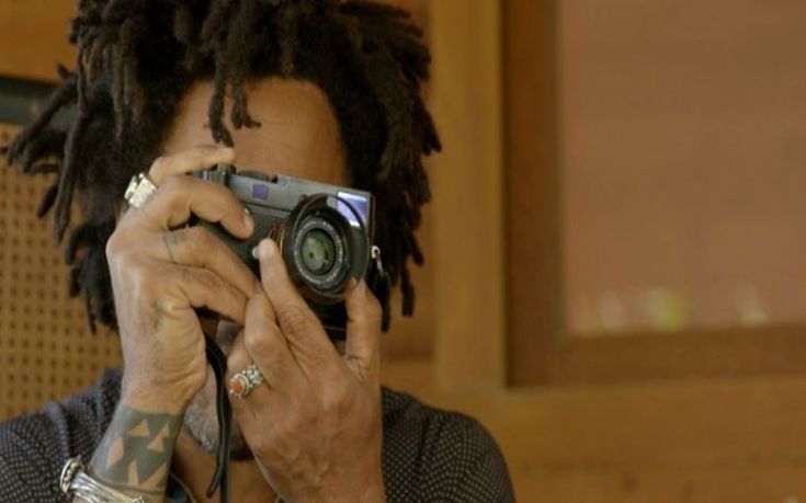 Ο Λένι Κράβιτζ στρέφει τον φακό στους παπαράτσι