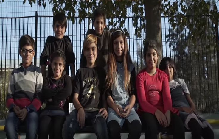 Το βίντεο με τα προσφυγόπουλα και η καταγγελία για μισάνθρωπη παραποίηση