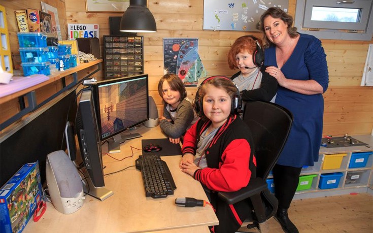 Διδάσκει κατ&#8217; οίκον τα παιδιά της με επτά ώρες παιχνίδια στον υπολογιστή