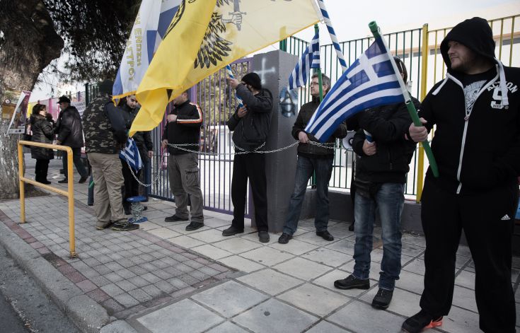 Αλυσοδέθηκαν στην πόρτα σχολείου για να μη μπουν προσφυγόπουλα