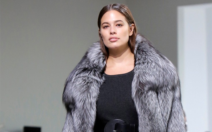 Ένα μοντέλο με καμπύλες στην πασαρέλα για τον Μάικλ Κορς