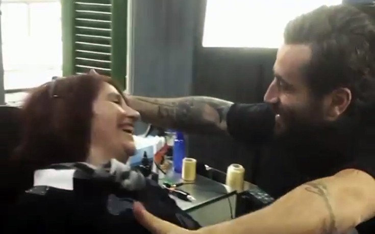 Όταν ο Γιώργος Μαυρίδης χτύπησε τατουάζ στη μητέρα του