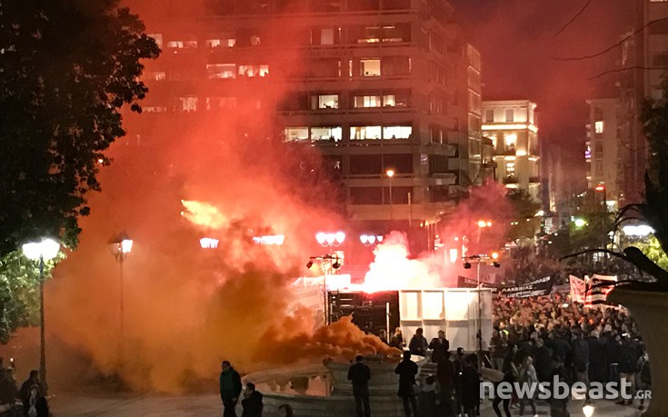 Καπνογόνα στη συγκέντρωση των ενστόλων στο Σύνταγμα