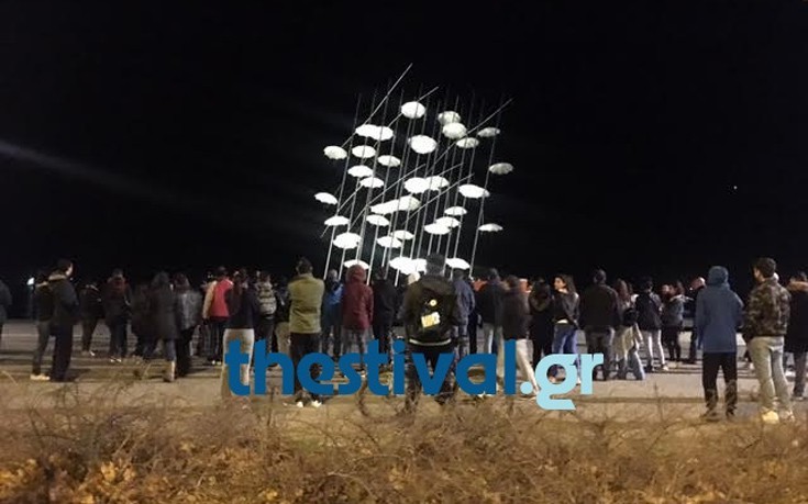 Αναστάτωση στη Θεσσαλονίκη όταν νεαρός σκαρφάλωσε στις «Ομπρέλες»