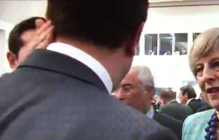 Η φιλική… φάπα του Αλέξη Τσίπρα στον πρωθυπουργό του Λουξεμβούργου