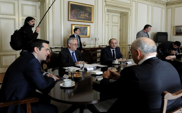 Τσίπρας σε τραπεζίτες: Ανάσα σε νοικοκυριά και επιχειρήσεις με κόκκινα δάνεια