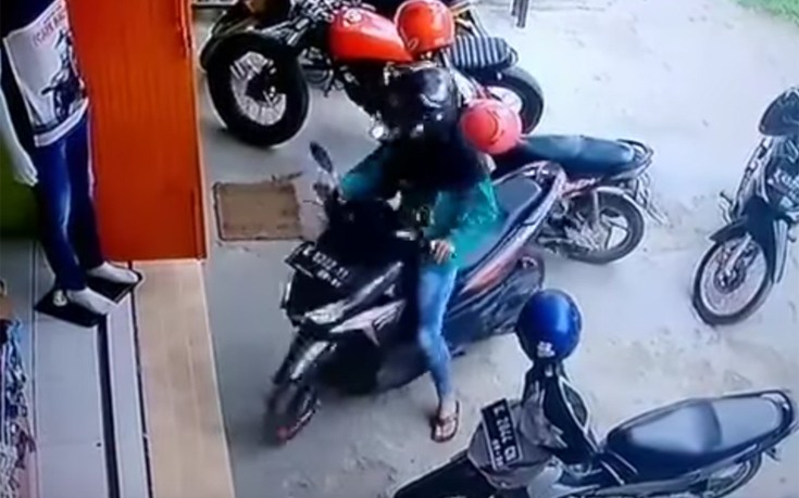 Πόση ώρα χρειάζεται μια γυναίκα για να ξεπαρκάρει το μηχανάκι της;