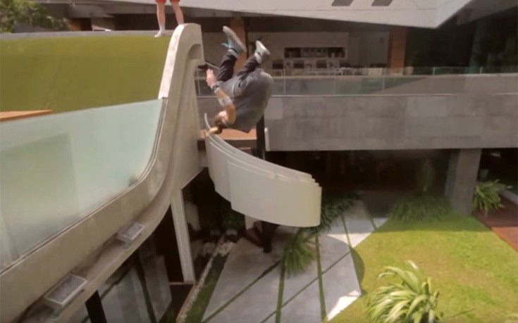 Απίστευτο παρκούρ από άντρες και γυναίκες