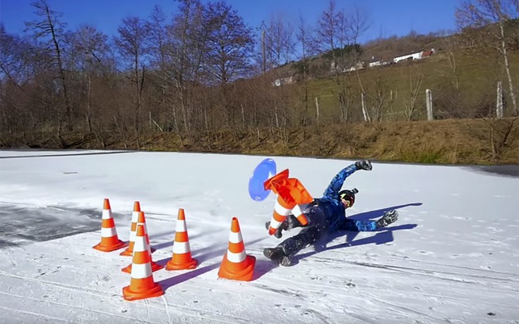 Ανθρώπινο μπόουλινγκ σε παγωμένη λίμνη