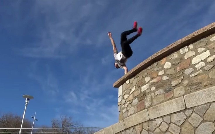 Απίστευτα κόλπα στο παρκούρ