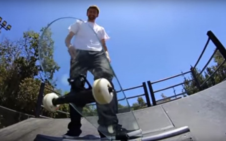 Ένα σκέιτμπορντ φτιαγμένο από γυαλί