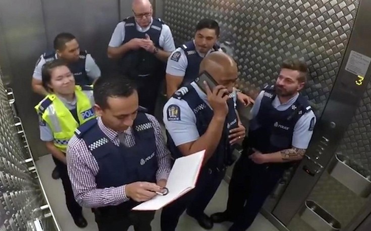 Χορευτικό και beatbox από αστυνομικούς σε ασανσέρ