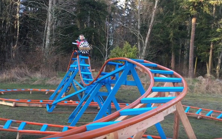 Έφτιαξε ρόλερ κόστερ στο κτήμα τους για το γιο του