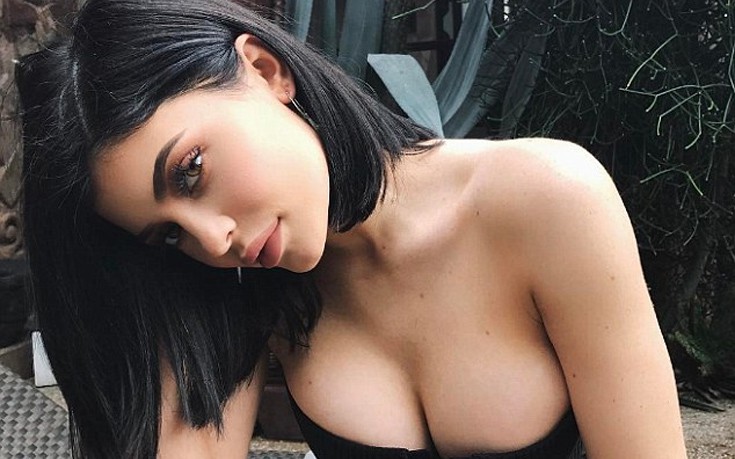 Το μπουστάκι της Kylie Jenner δίνει τη δική του «μάχη»