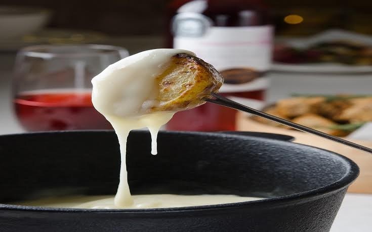 Fondue με ελληνικά τυριά και προσωπικό πλατό τυριών στον Κωσταρέλο Κολωνακίου