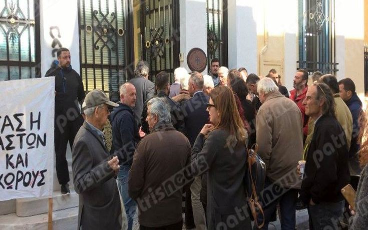 Συγκέντρωση διαμαρτυρίας για τους πρόσφυγες έξω από την Ιερά Μητρόπολη Ηλείας