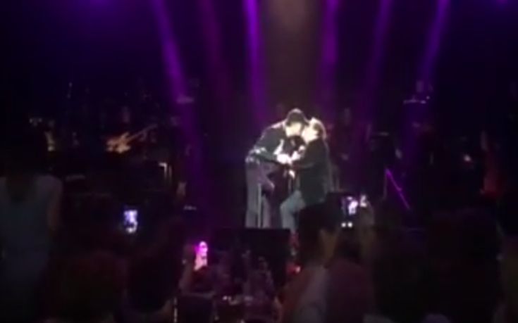 Το πεταχτό φιλί στο στόμα του Σταμάτη Γονίδη με τον Γιάννη Πάριο