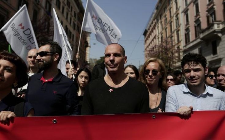 Ο Βαρουφάκης σε διαδήλωση στη Ρώμη