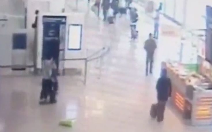 Η συγκλονιστική στιγμή που ο άνδρας αρπάζει τη στρατιωτίνα στο Ορλί