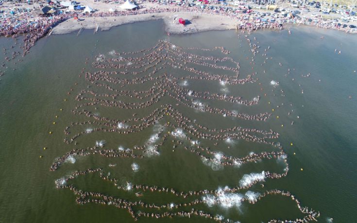 Χιλιάδες άνθρωποι επέπλευσαν ταυτόχρονα σε λίμνη της Αργεντινής