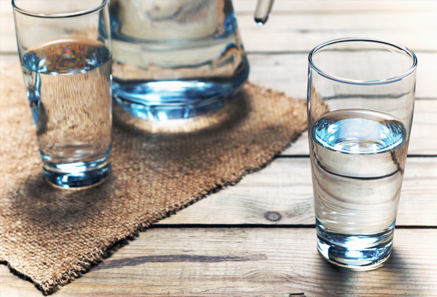 Τι συμβαίνει στο σώμα μας όταν πίνουμε νερό με άδειο στομάχι μόλις ξυπνάμε