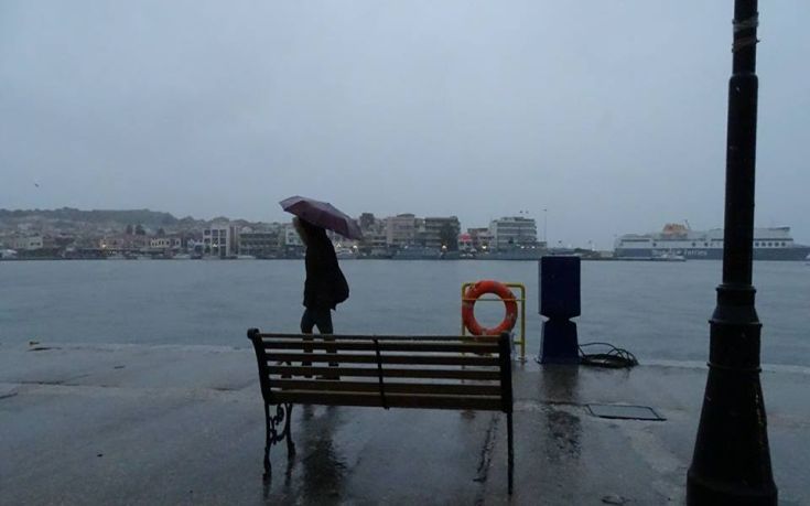 Πλημμύρισαν δρόμοι και βούλωσαν φρεάτια στη Μυτιλήνη