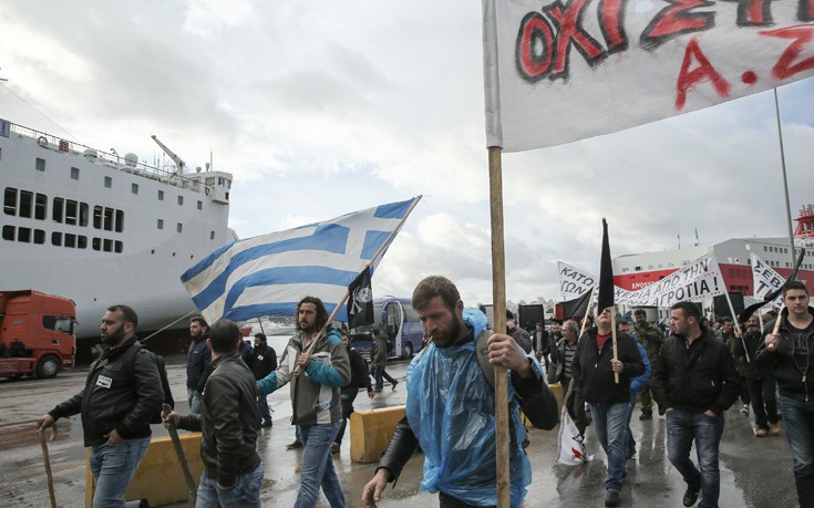 Δείτε την πρωινή άφιξη των αγροτών στον Πειραιά