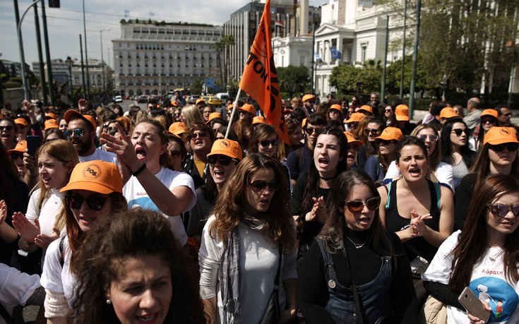 Συγκέντρωση εκπαιδευτικών στα Προπύλαια και πορεία διαμαρτυρίας μετά τις ανακοινώσεις Κεραμέως