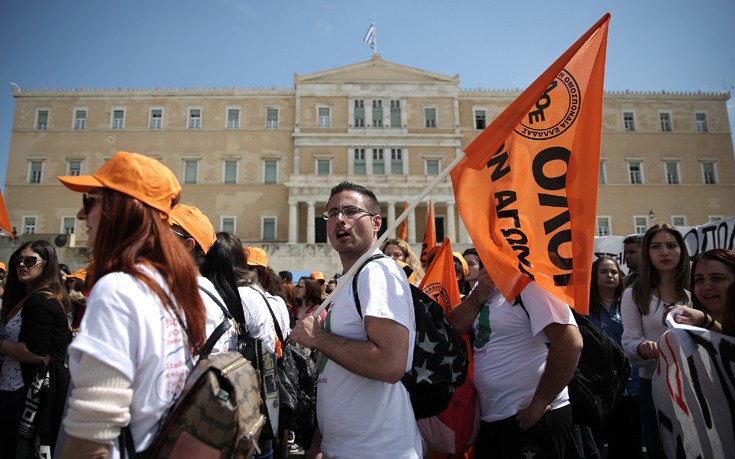 Συγκέντρωση εκπαιδευτικών έξω από τη Βουλή