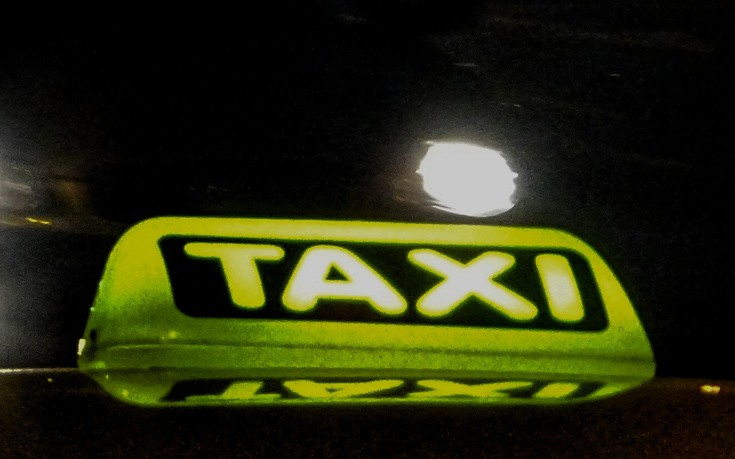 Άγρια ομαδική επίθεση 40 νεαρών σε οδηγό ταξί