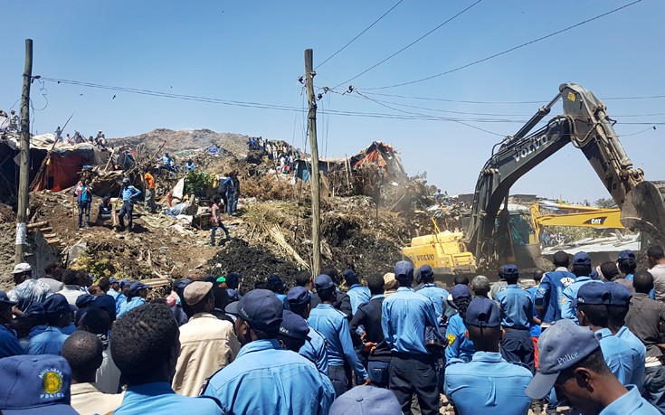 Θρήνος για τους νεκρούς, αγωνία για τους αγνοούμενους που θάφτηκαν στα σκουπίδια στην Αιθιοπία