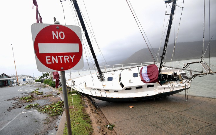 Σκάφη στη στεριά και καταστροφές αφήνει πίσω του ο κυκλώνας Ντέμπι