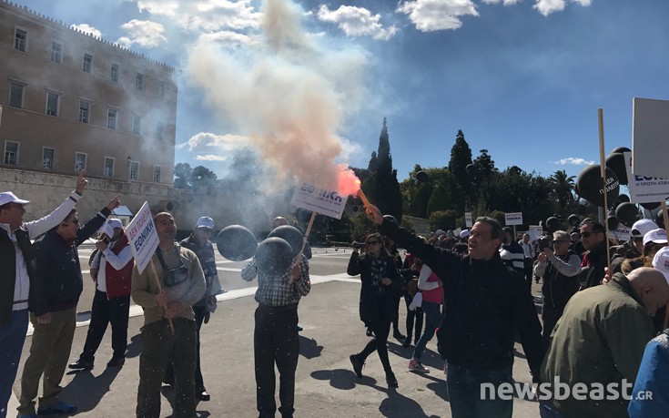 Με καπνογόνα στη Βουλή οι εργαζόμενοι της Εθνικής Ασφαλιστικής