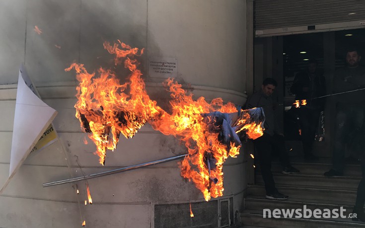 Εργαζόμενοι στην καθαριότητα των νοσοκομείων έκαψαν τις ποδιές τους στο υπουργείο Υγείας