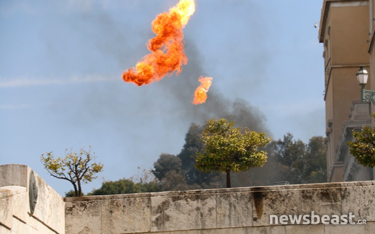 Μικροένταση με πέτρες και μολότοφ έξω από τη Βουλή