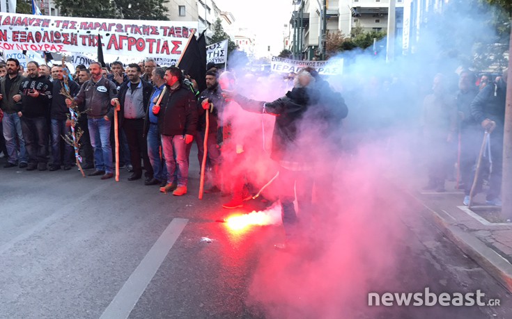 Υπό τον ήχο κρητικών τραγουδιών έφτασαν στο υπουργείο οι αγρότες
