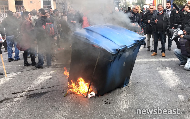 Αγρότες βάζουν φωτιά σε κάδους