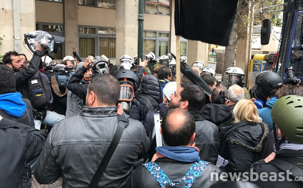 Έφτασαν στα γραφεία του ΣΥΡΙΖΑ οι αγρότες