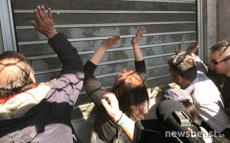 Εργαζόμενοι στους δήμους χτυπούν τα ρολά για να μπουν στο υπουργείο Εσωτερικών