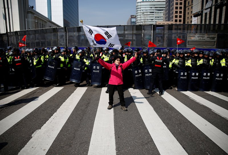 Άγριες συμπλοκές διαδηλωτών με την αστυνομία στη Νότια Κορέα