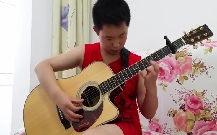 Λιλιπούτειος αυτοδίδακτος κιθαρίστας παίζει… σαν βιρτουόζος