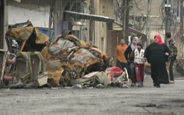 Άμαχοι, ανάμεσά τους παιδιά, περνούν μέσα από πεδίο μάχης στη Μοσούλη