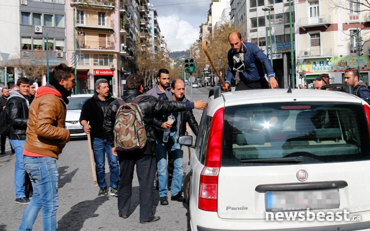 Αγρότες έστησαν μπλόκο στα αυτοκίνητα στην πλατεία Βάθη