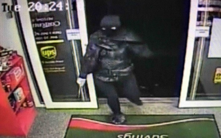 Έριξε πάνω της μία σακούλα σκουπιδιών και πήγε να ληστέψει μαγαζί